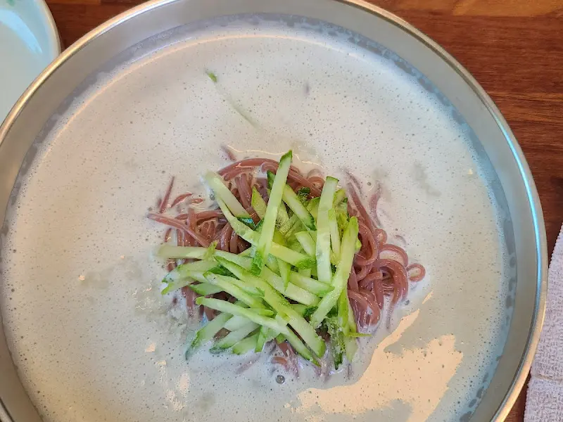 살얼음이 동동 뜬 콩국수의 모습