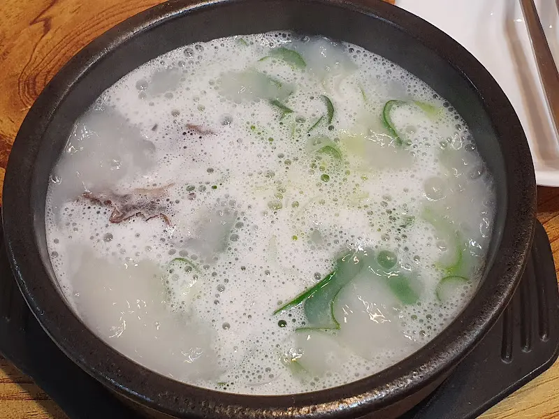 뽀얀 국물이 인상적인 엄가네곰탕의 곰탕