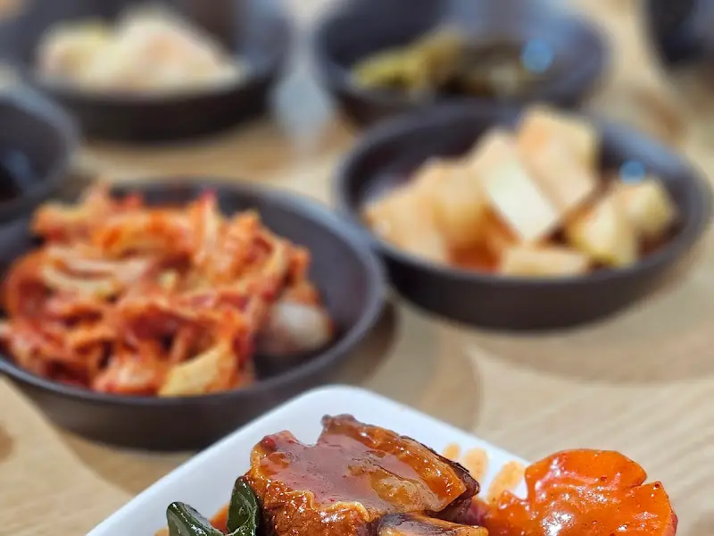 정갈하게 담겨 나온 엄가네곰탕의 밑반찬