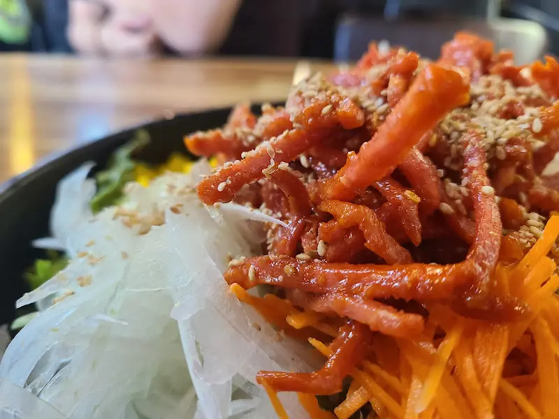 신선한 육회가 듬뿍 올라간 육회국수