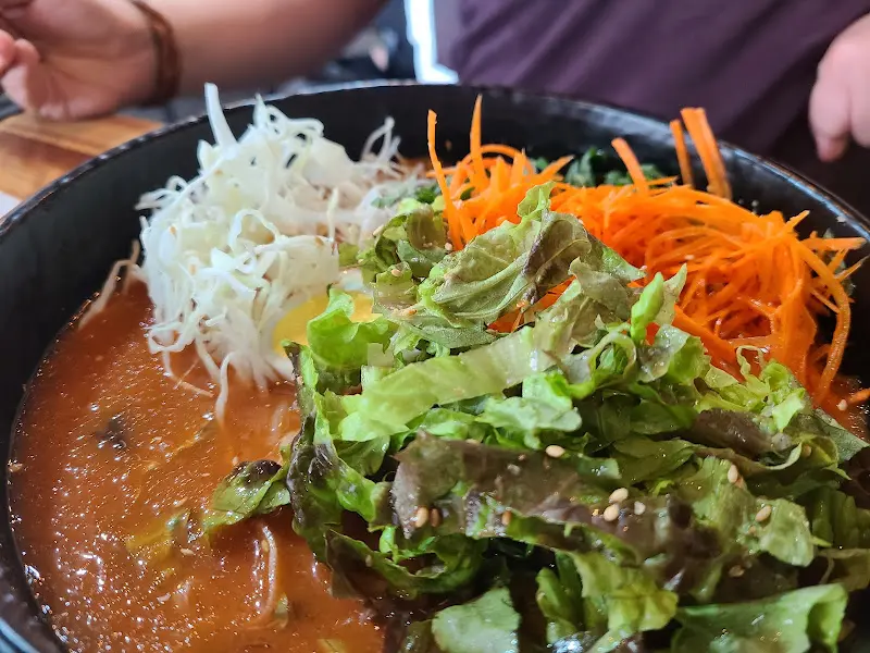 푸짐한 샐러드가 곁들여진 비빔 돈까스