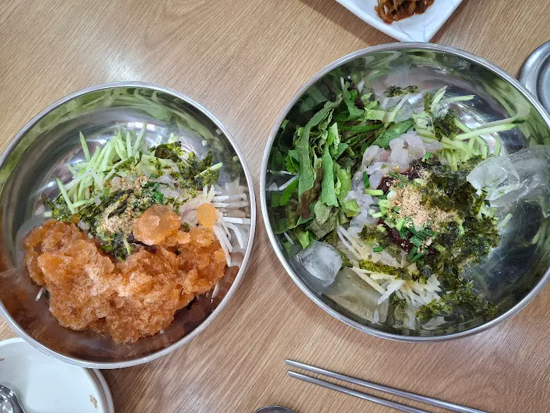 전통물회와 육수물회 클로즈업 샷