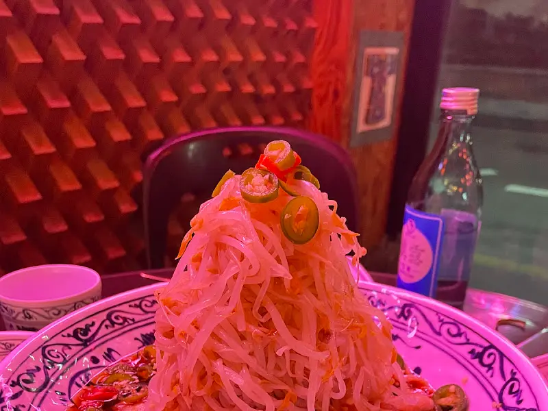 테이블 위에 놓인 독특한 메뉴