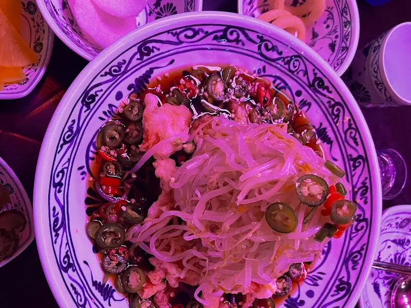 테이블을 가득 채운 음식 사진