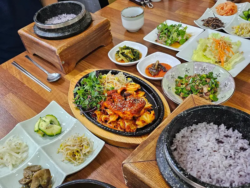 돌솥밥과 꼬막비빔밥 한 상 차림