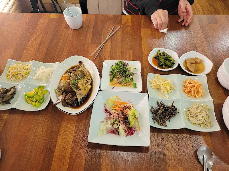 정갈하게 차려진 밑반찬