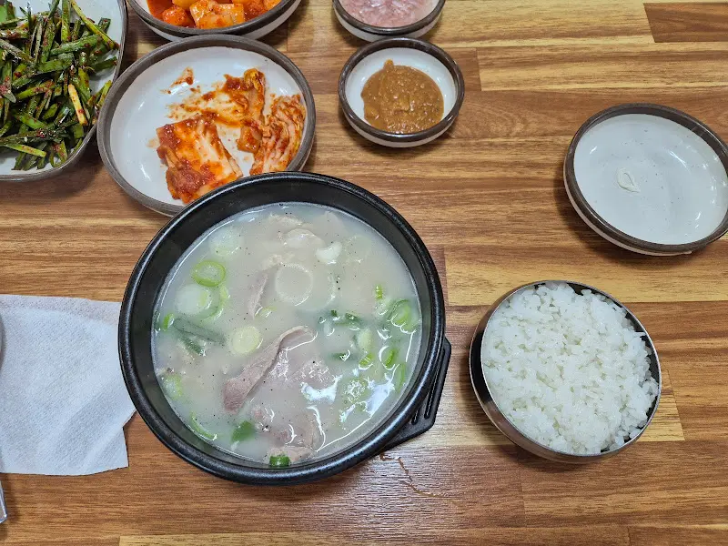 돼지국밥과 함께 차려진 밑반찬