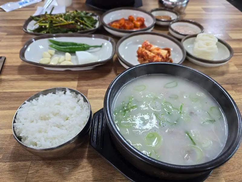 돼지국밥 한상차림