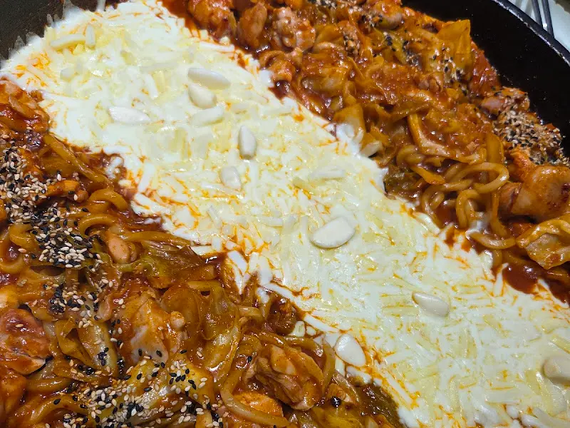 모짜렐라 치즈가 듬뿍 올려진 닭갈비