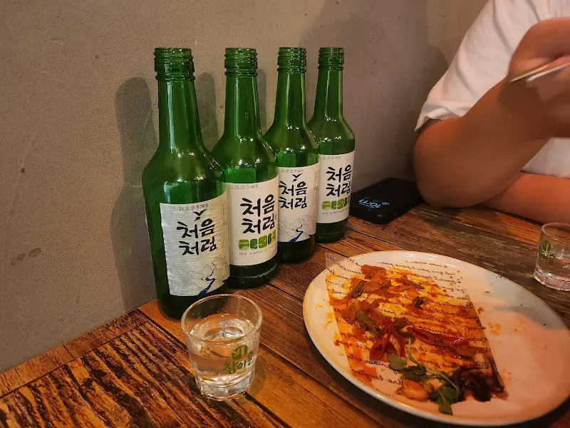 술과 안주가 함께 놓인 테이블