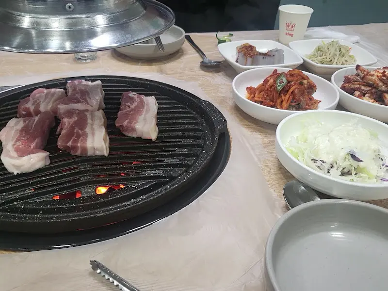 불판 가득 차려진 흑돼지 오겹살