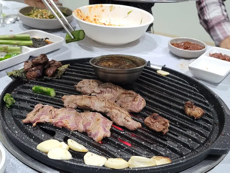 멜젓에 찍어 먹는 흑돼지