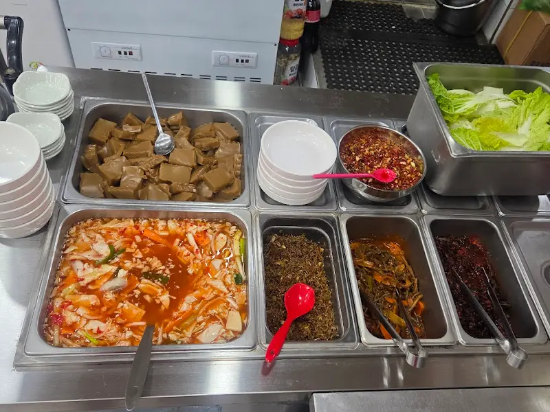 다양하고 신선한 반찬들이 가득한 뷔페 코너