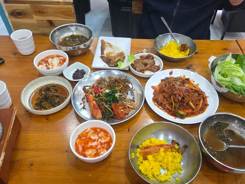 보기만 해도 군침이 도는 두루치기 한 상 차림