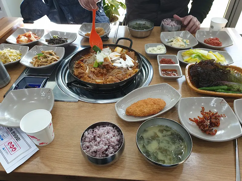 돌솥에 갓 지어 윤기가 흐르는 밥