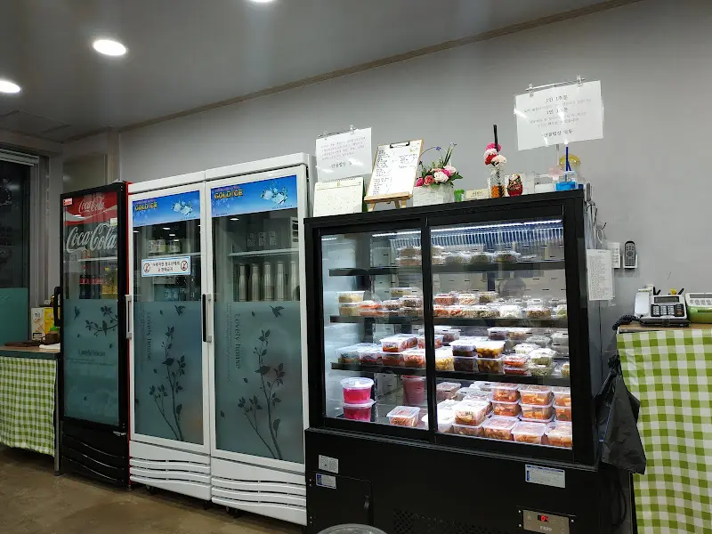다양한 반찬을 포장 판매하는 냉장고