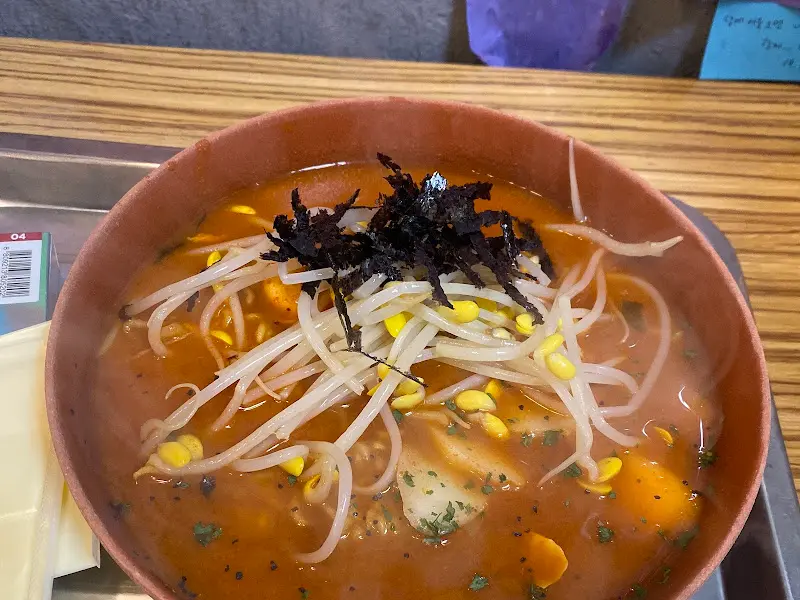 셀프바에서 가져온 토핑을 듬뿍 올린 라면