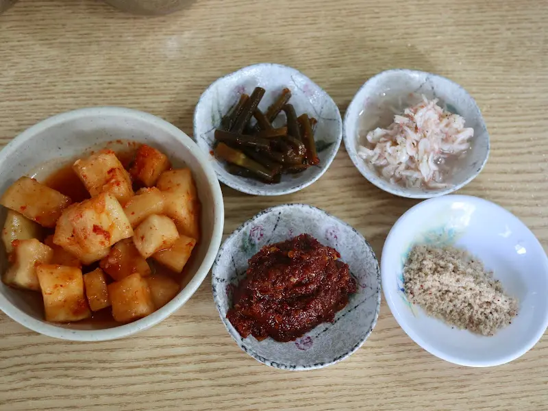 정갈하게 담겨 나온 반찬들