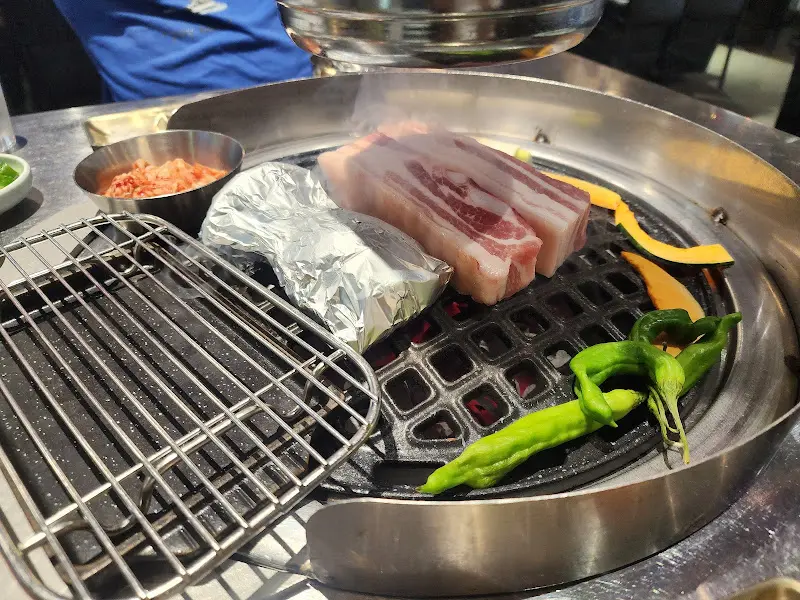 불판 위에서 익어가는 숙성 고기