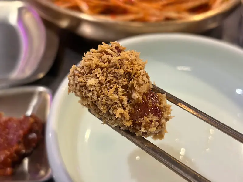 고소한 빵가루가 뿌려진 고기