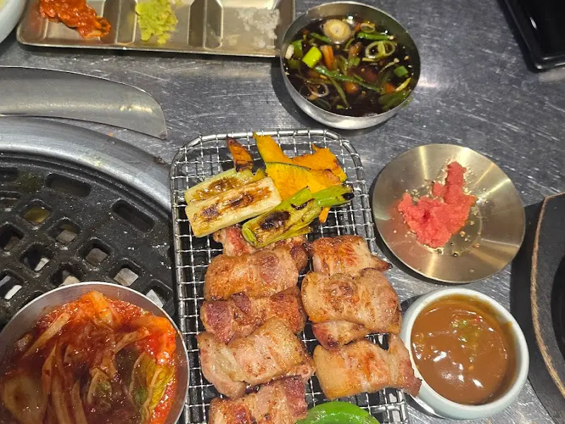 다 익은 고기와 구운 야채, 소스