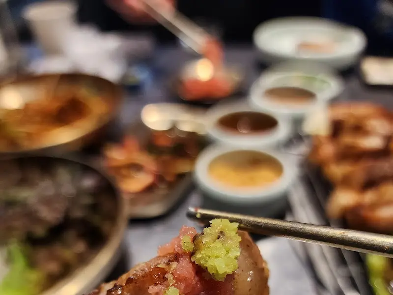 다양한 소스와 곁들임 메뉴