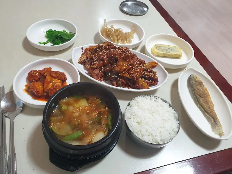 제육볶음과 반찬들