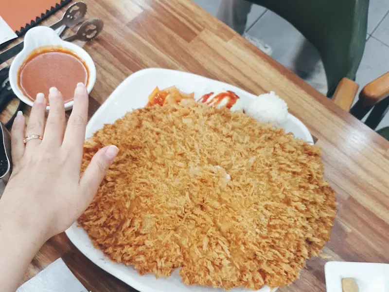 손과 비교한 왕돈까스 크기