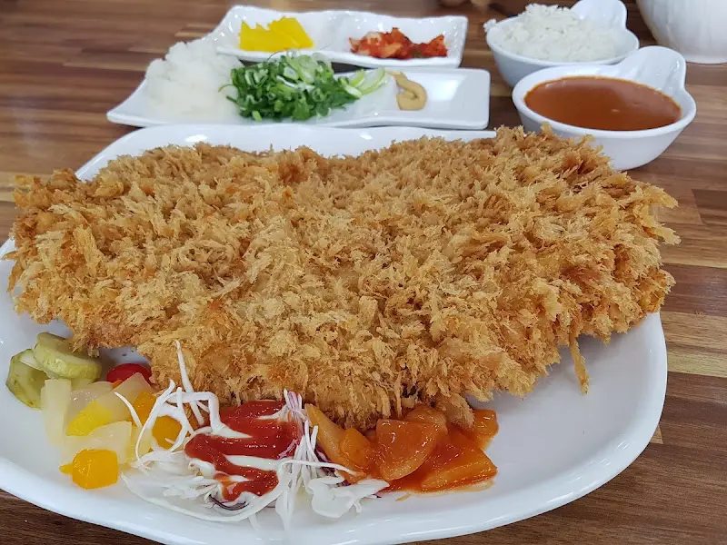 푸짐한 왕돈까스 한 상 차림