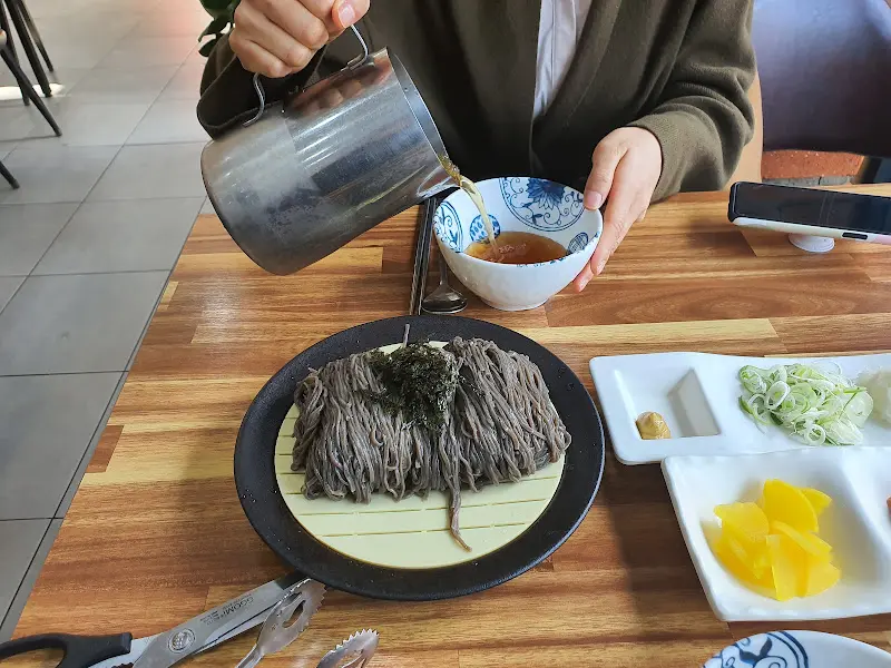 판모밀 육수에 면을 적시는 모습