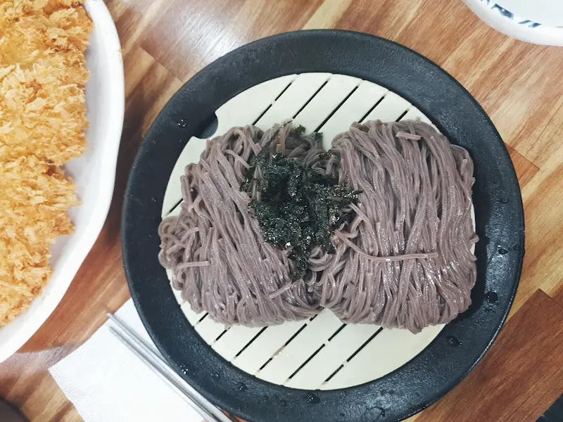 정갈하게 담겨 나온 판모밀