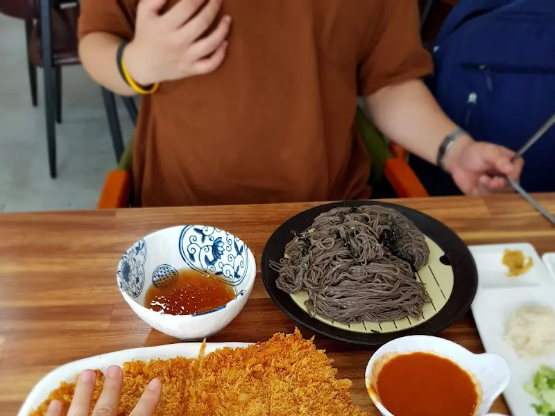 돈까스와 판모밀을 함께 즐기는 모습