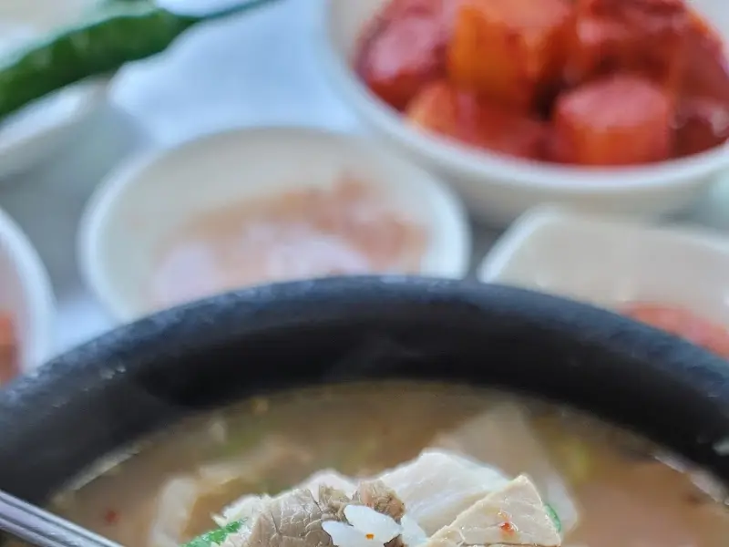 돼지국밥과 함께 제공되는 정갈한 밑반찬