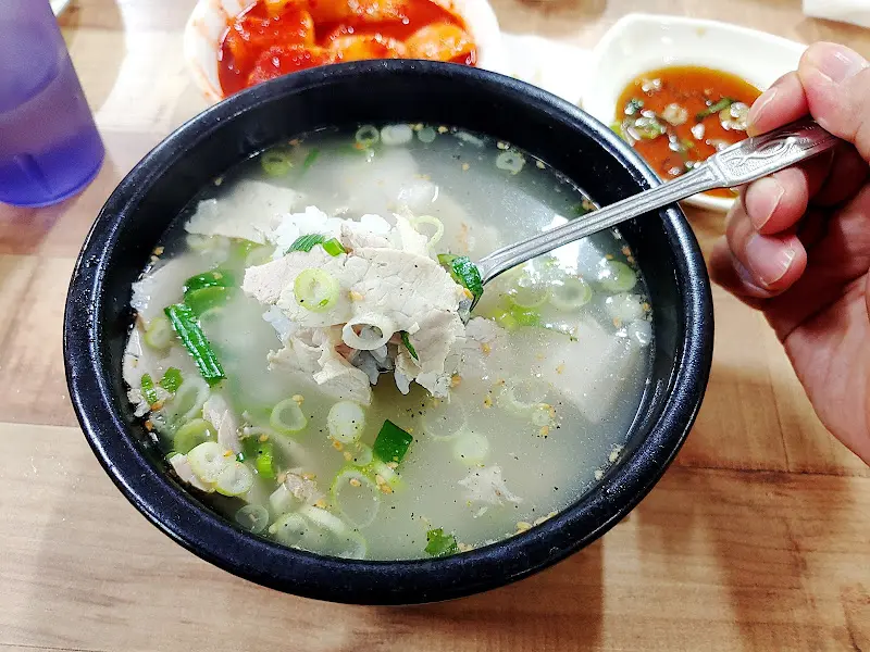 숟가락을 멈출 수 없는 마성의 국물 맛