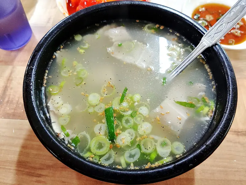 돼지국밥 한 상 차림
