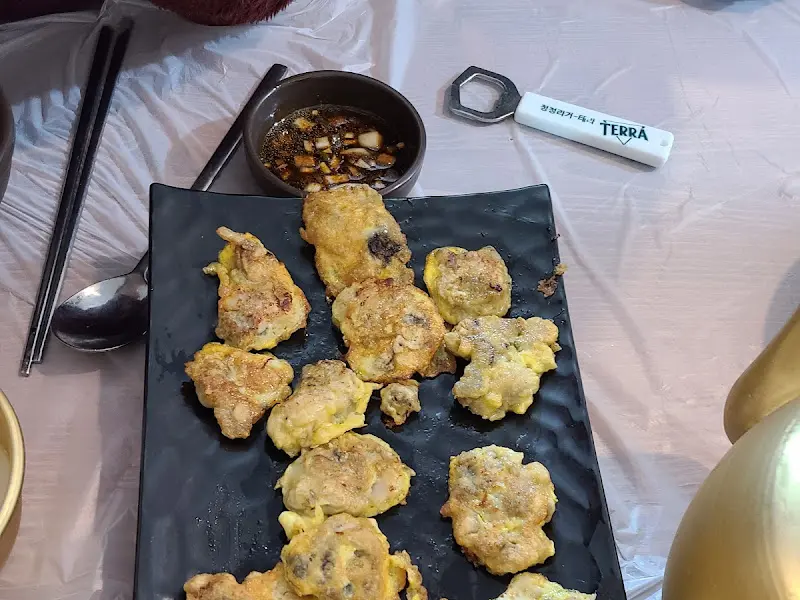 다양한 종류의 전이 담긴 접시