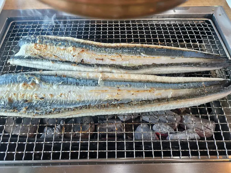 숯불 위에서 익어가는 장어