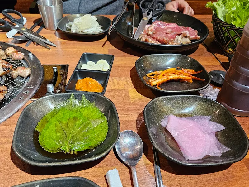 돼지갈비와 함께 나오는 다양한 밑반찬