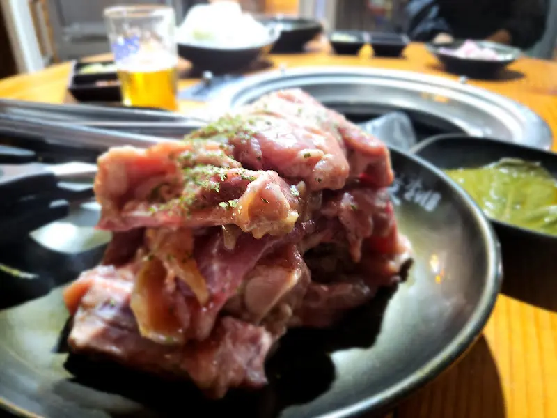 접시에 담겨 나온 돼지갈비