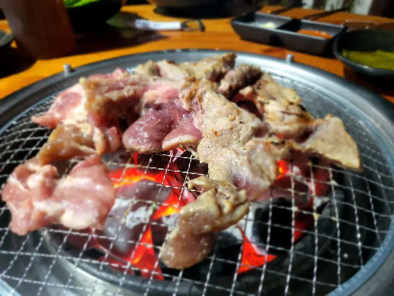 숯불 위에서 맛있게 익어가는 돼지갈비