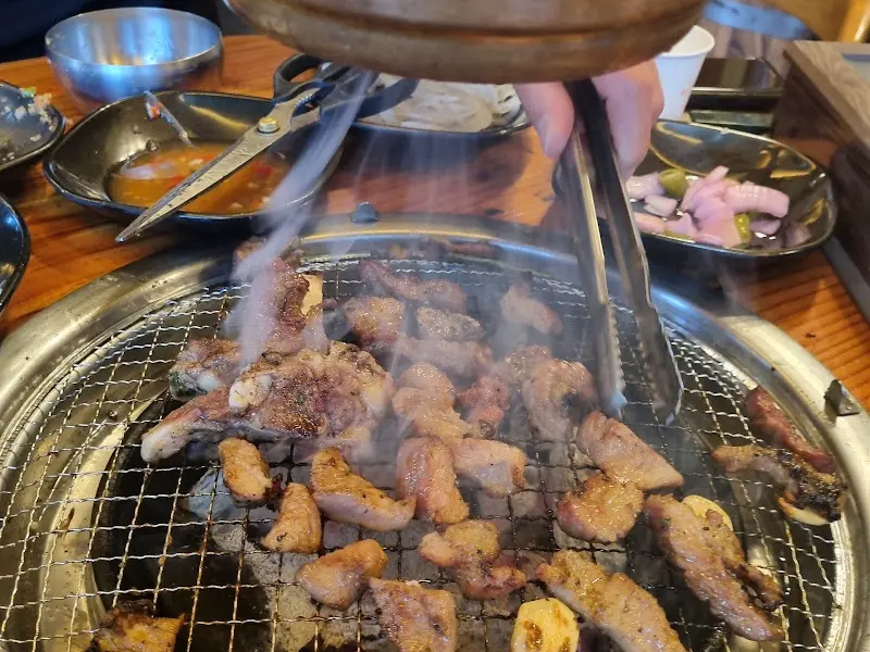 돼지갈비를 자르는 모습