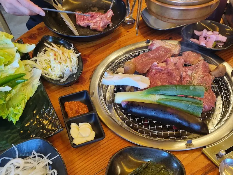 돼지갈비와 함께 구워 먹는 버섯과 야채