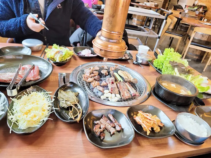 푸짐하게 차려진 돼지갈비 한 상