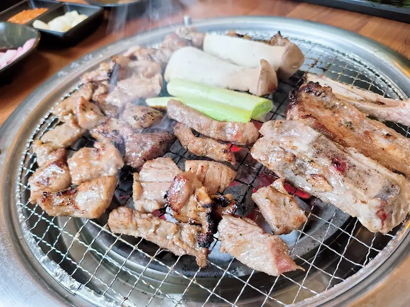 불판 위에서 익어가는 돼지갈비