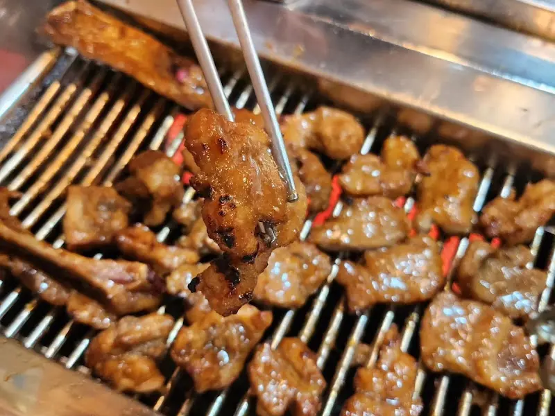 불판 위에서 구워지고 있는 돼지갈비