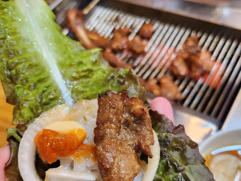 상추쌈에 싸인 돼지갈비