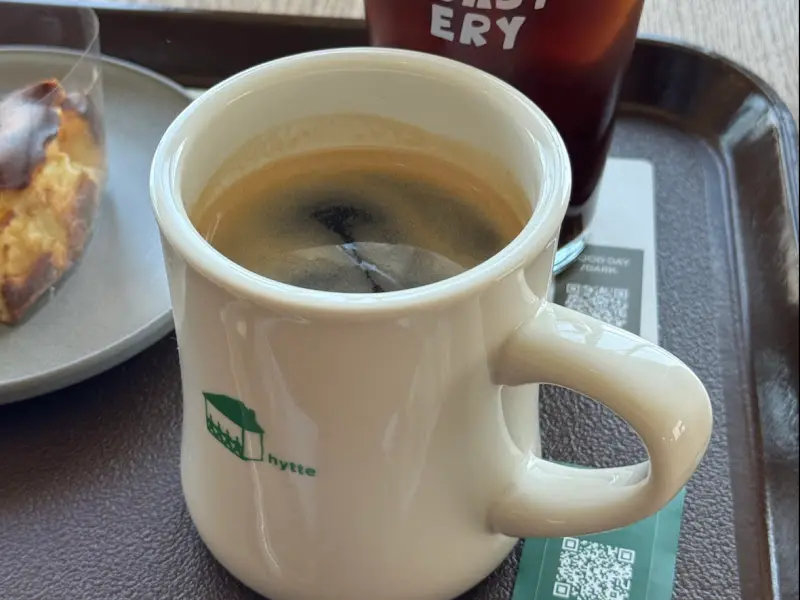 커피와 빵이 담긴 쟁반