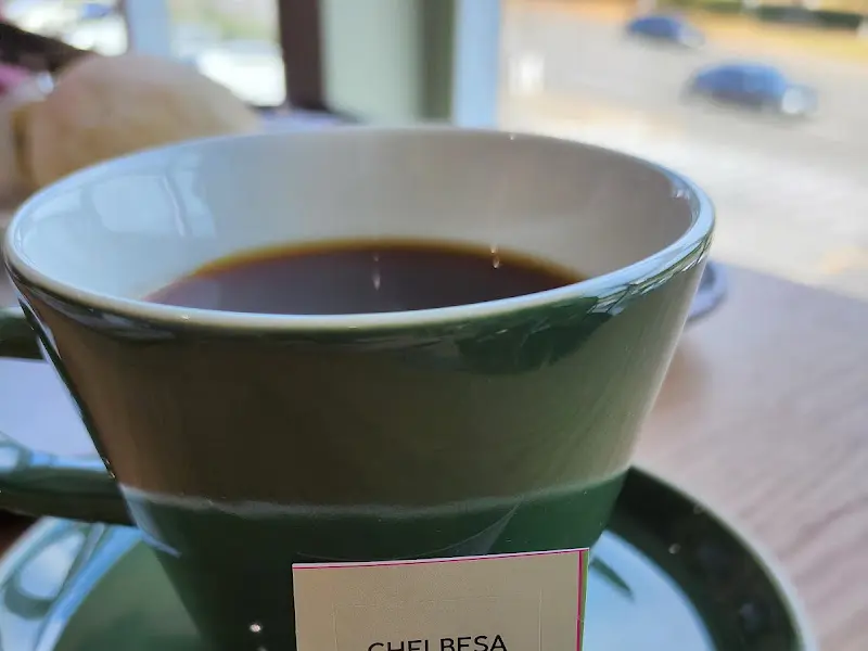 창 밖 풍경과 커피