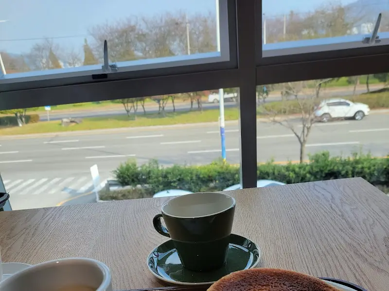 창 밖을 보며 커피를 즐기는 모습