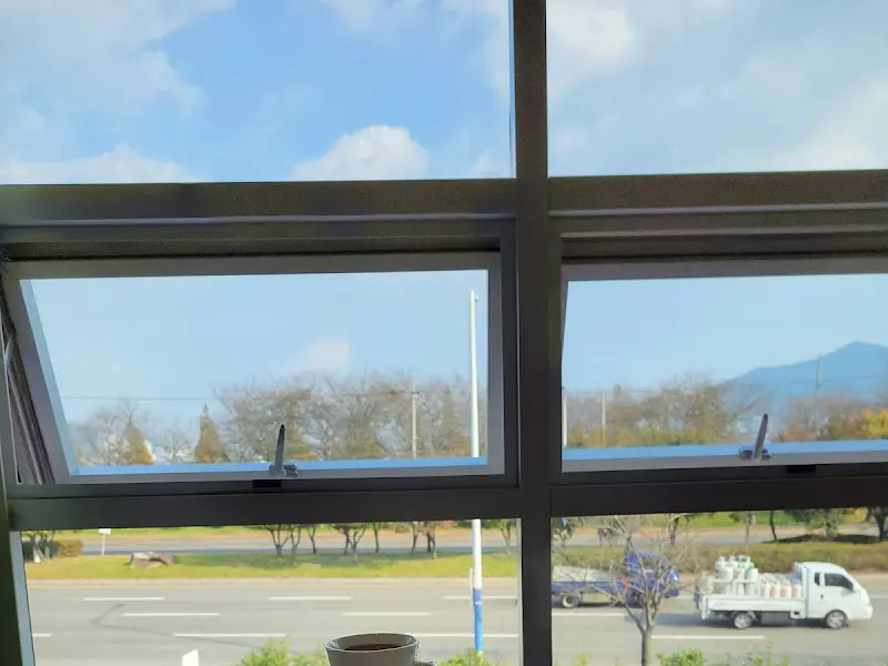 히떼 로스터리 카페 외부 전경